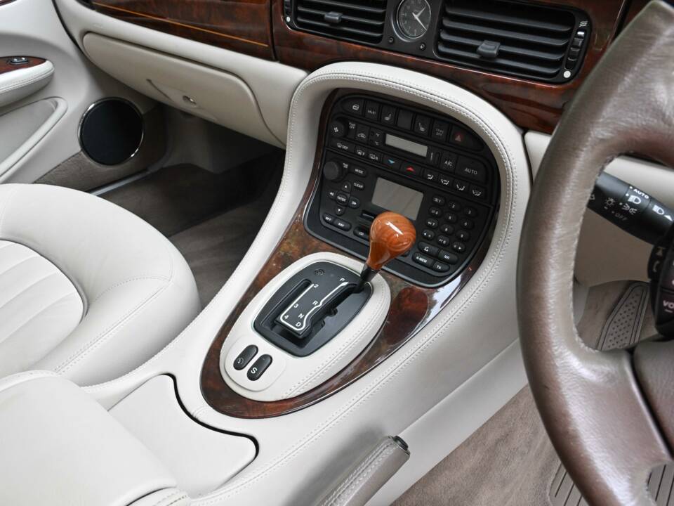 Immagine 46/50 di Jaguar XJ 8 Executive (2002)
