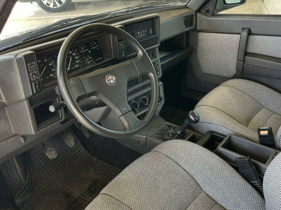 Imagen 4/10 de Alfa Romeo 75 1.8 (1987)