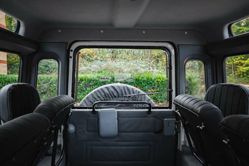 Image 38/41 of Land Rover Defender 90 "50th Anniversary" (1999)