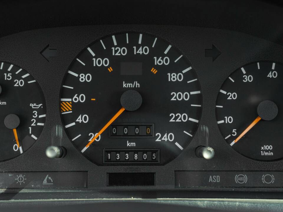 Image 45/50 of Mercedes-Benz 300 SL (1990)