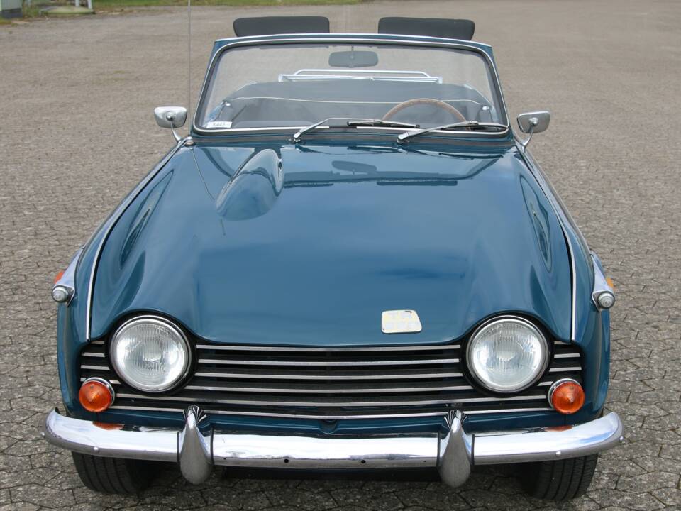 Image 9/74 of Triumph TR 250 (1968)