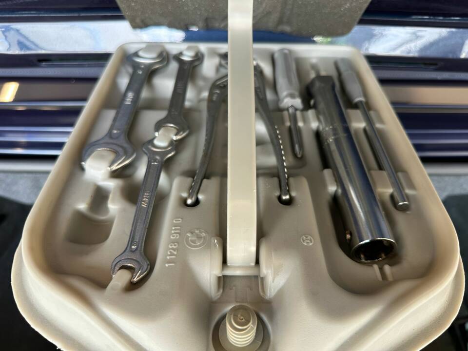 Bild 35/50 von BMW 325i (1989)