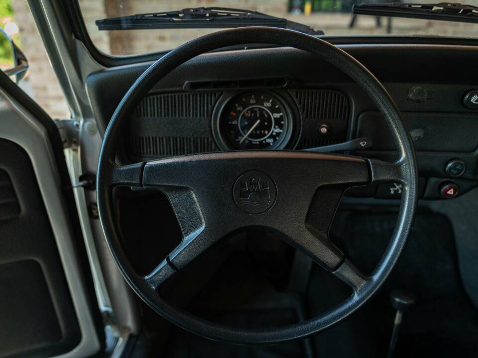 Immagine 30/46 di Volkswagen Käfer 1200 &quot;Jeans Bug&quot; (1982)