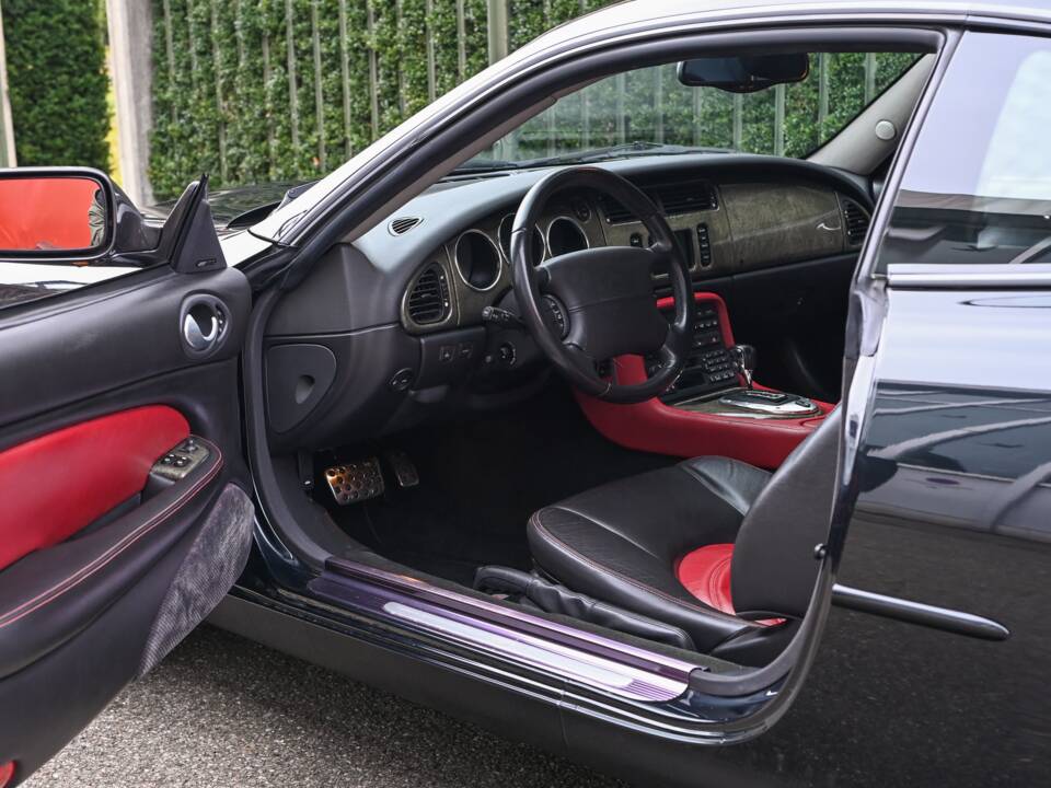 Image 25/41 de Jaguar XKR (2003)