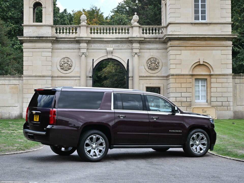 Image 25/50 of Chevrolet Suburban (2017)