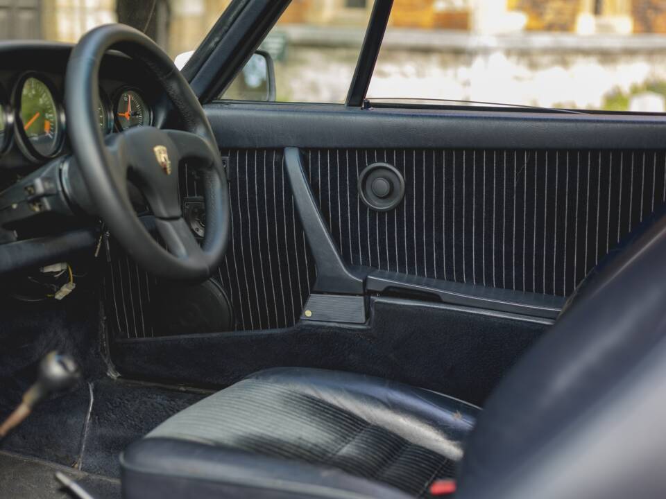 Image 30/33 of Porsche 911 Carrera 3.2 (1988)