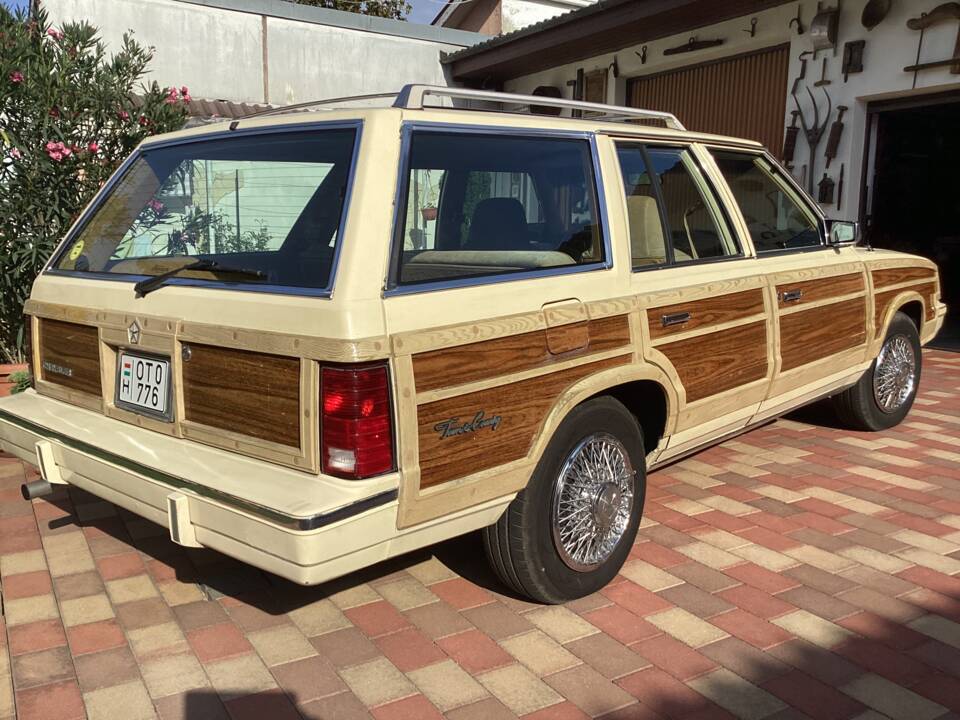 Afbeelding 3/4 van Chrysler Le Baron Town &amp; Country (1982)