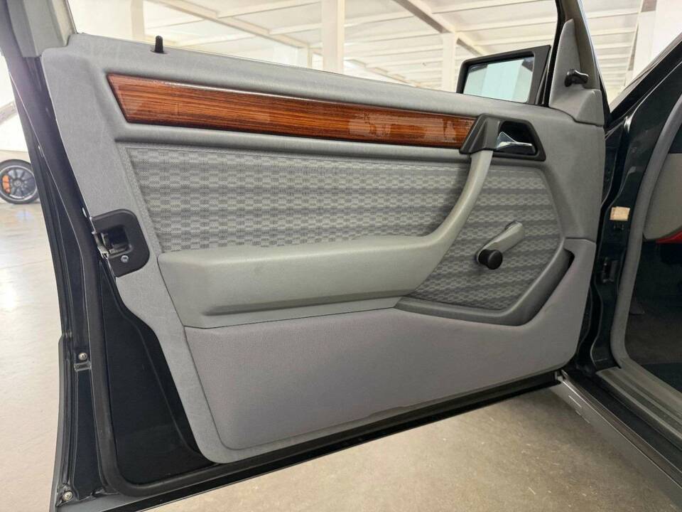 Image 32/43 of Mercedes-Benz 230 TE (1992)