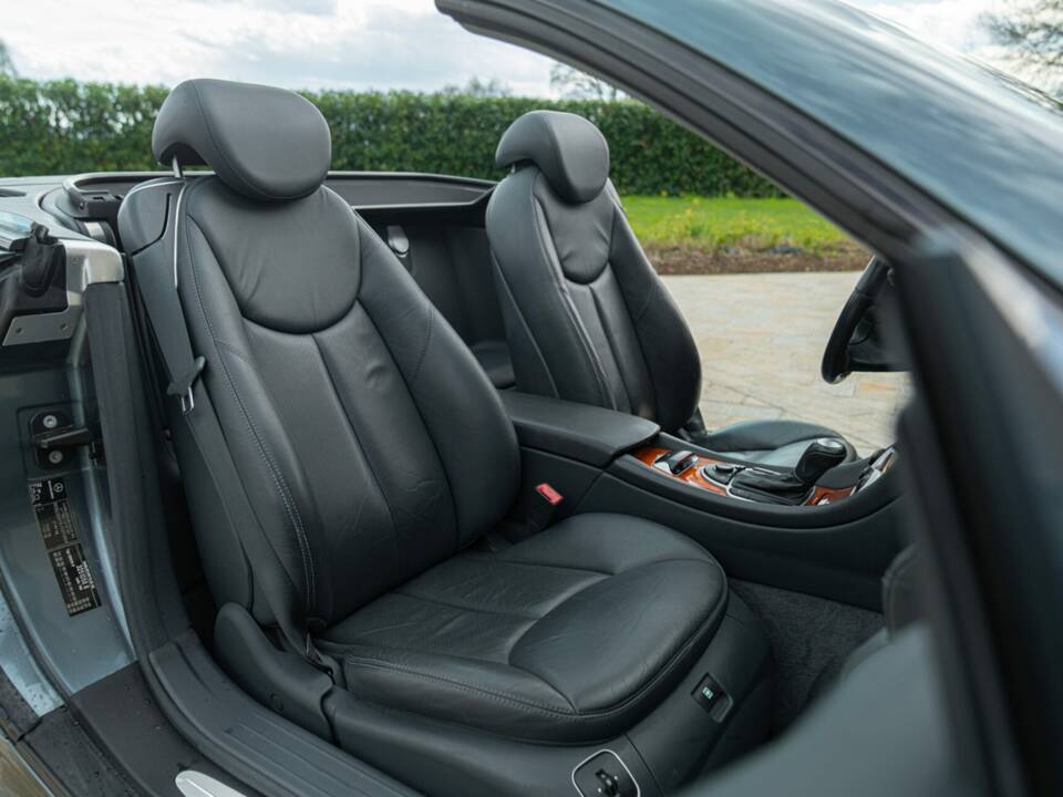 Image 37/50 of Mercedes-Benz SL 500 (2001)