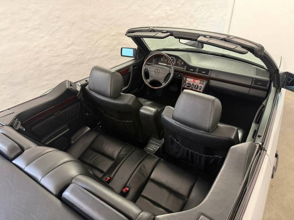 Imagen 24/27 de Mercedes-Benz E 200 (1995)