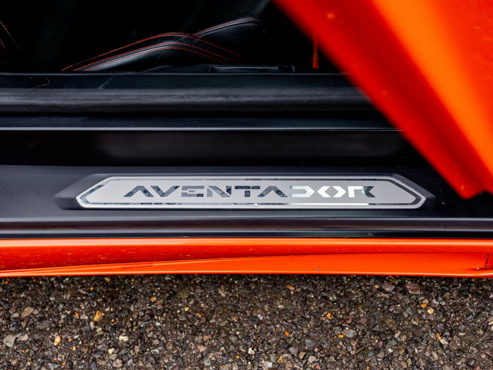 Image 36/47 of Lamborghini Aventador LP 700-4 (2013)