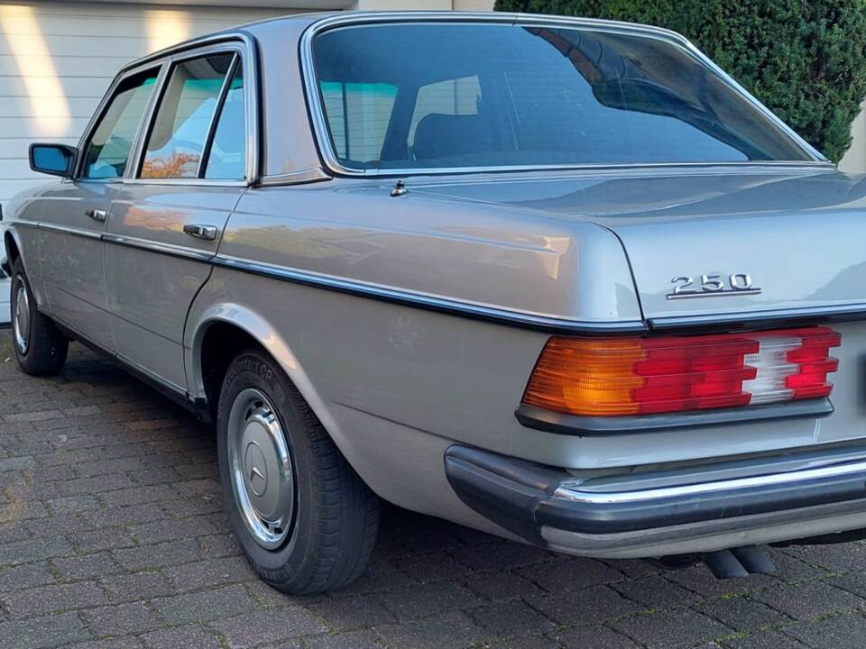 Image 5/16 of Mercedes-Benz 250 (1980)