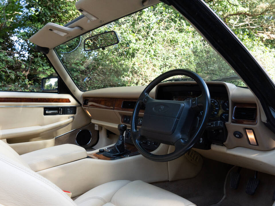 Image 8/19 of Jaguar XJS 4.0 (1994)