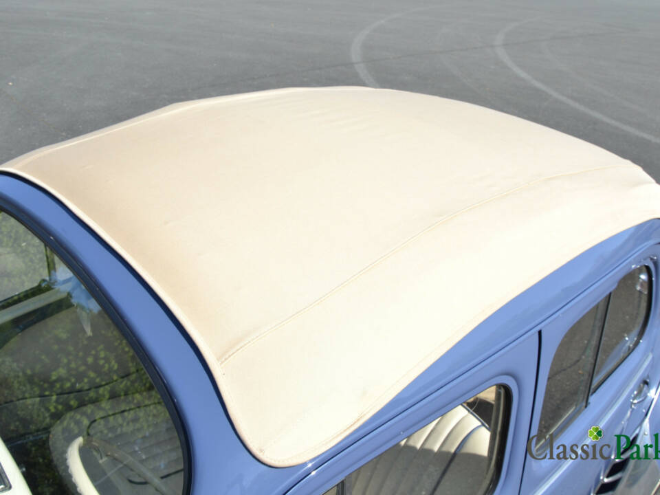 Image 21/50 of Renault 4 CV Décapotable (1954)