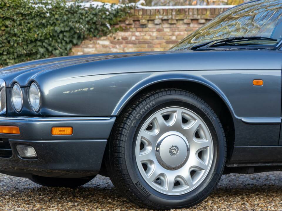 Image 24/50 of Jaguar XJ 6 4.0 Sovereign (1995)