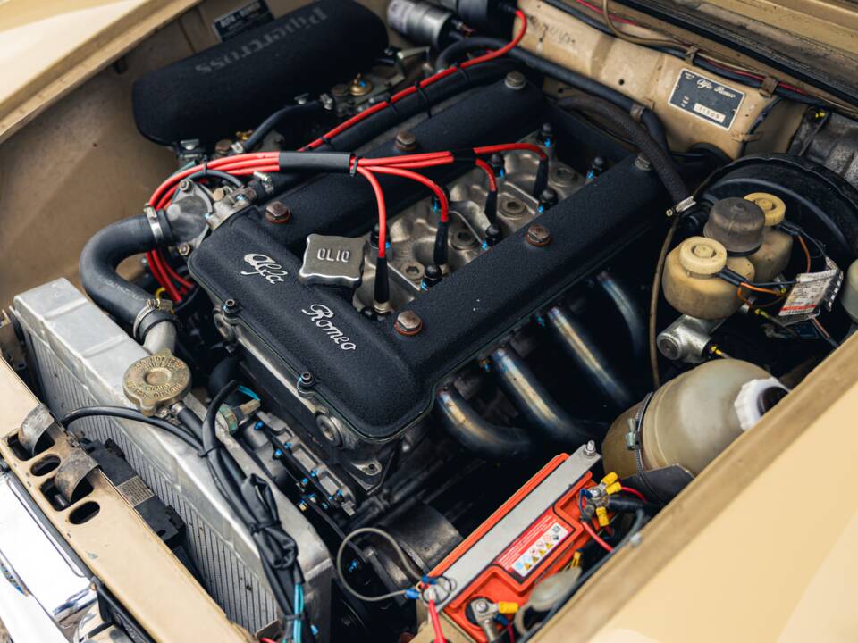 Image 16/18 of Alfa Romeo Giulia 1300 Super (1971)