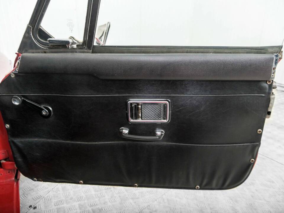 Image 34/50 of MG MGB GT (1967)