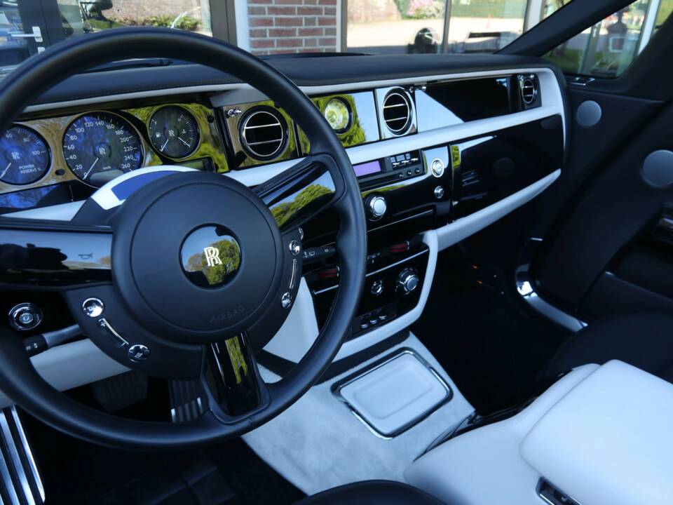 Image 22/50 of Rolls-Royce Phantom DHC (2009)