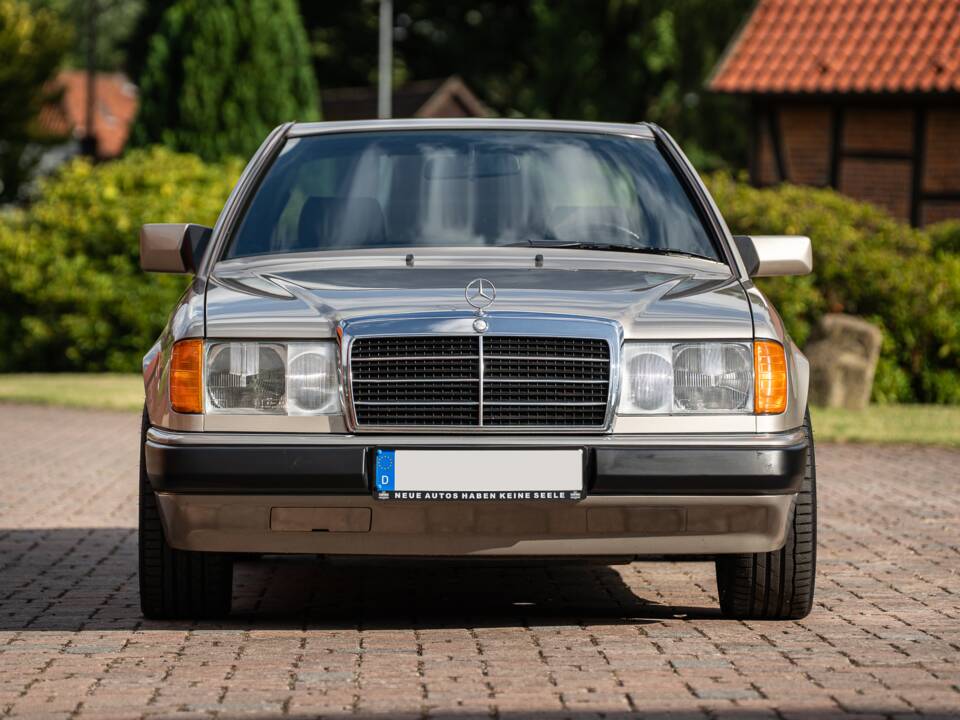 Immagine 6/73 di Mercedes-Benz 300 CE (1991)
