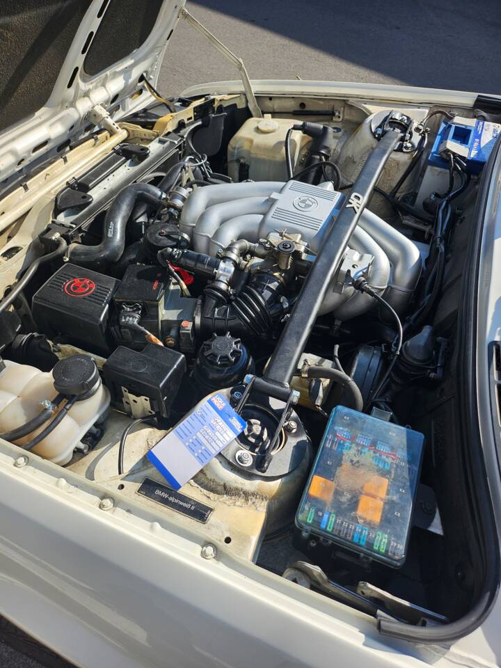 Immagine 42/67 di BMW 320i (1990)