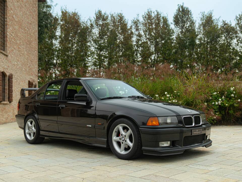 Image 2/50 of BMW 318 (1994)