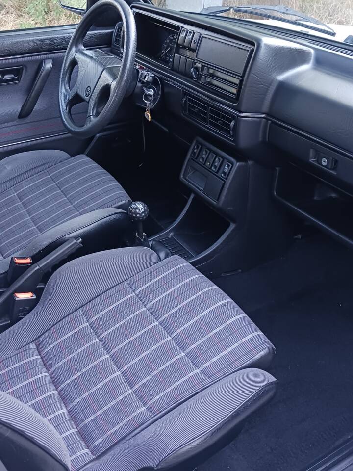 Bild 38/63 von Volkswagen Golf II GTi 1.8 (1989)