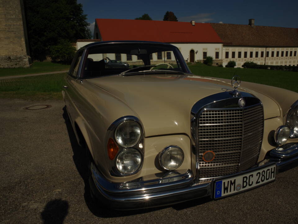 Image 6/73 de Mercedes-Benz 280 SE (1969)