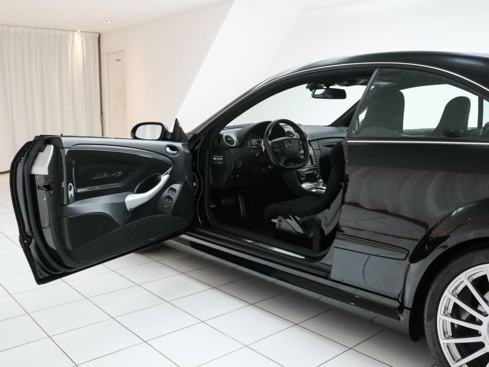Imagen 4/16 de Mercedes-Benz CLK 63 AMG Black Series (2008)