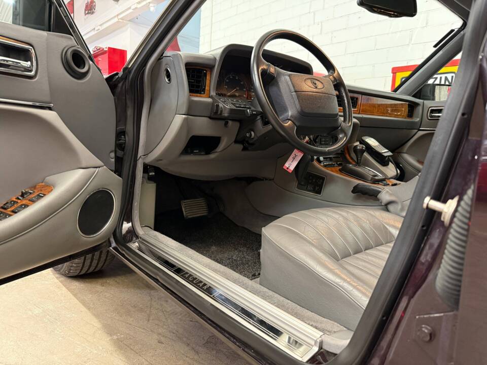 Image 7/21 of Jaguar XJ 6 4.0 Sovereign (1995)