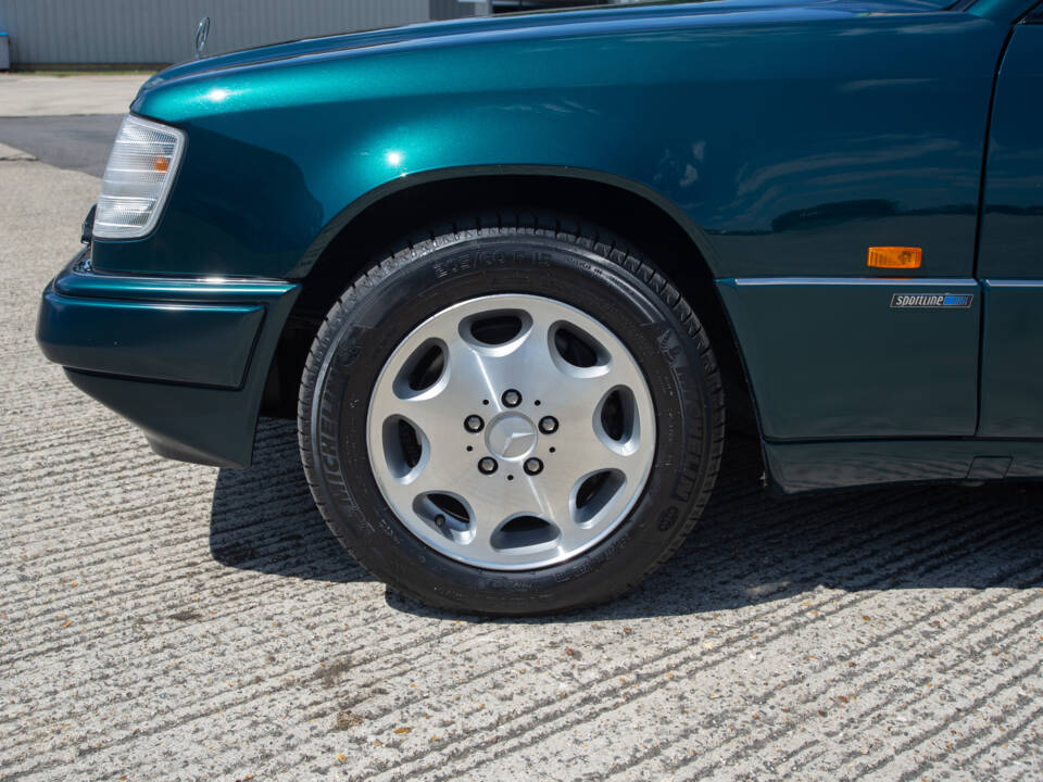 Image 19/26 of Mercedes-Benz E 320 (1996)