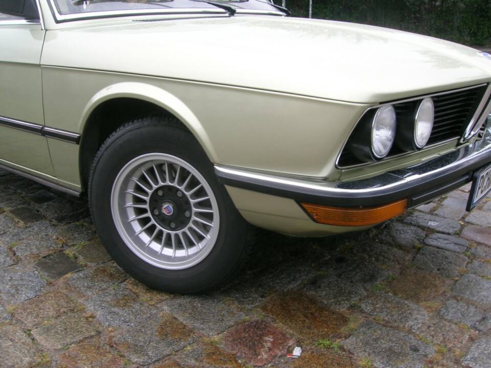 Image 3/18 de BMW 528i (1980)