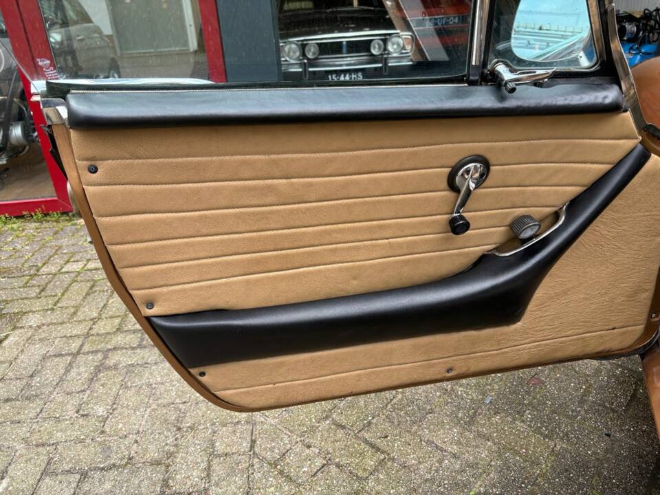 Image 7/8 of Volvo 1800 E (1971)