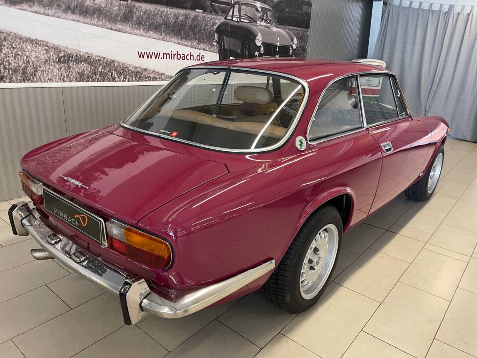 Image 8/18 de Alfa Romeo 2000 GT Veloce (1972)