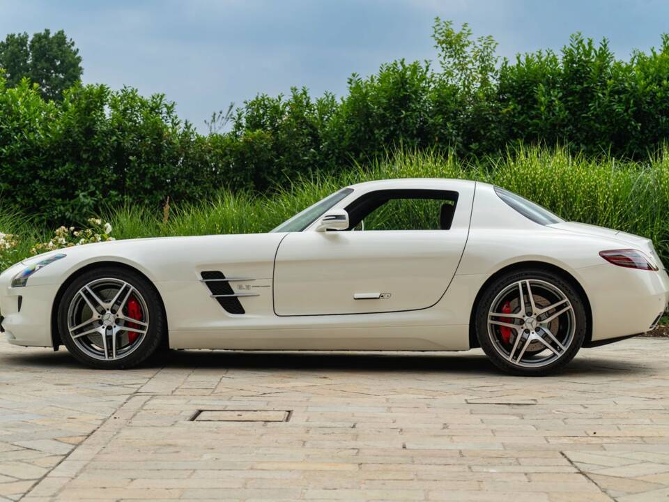 Image 6/50 of Mercedes-Benz SLS AMG (2010)
