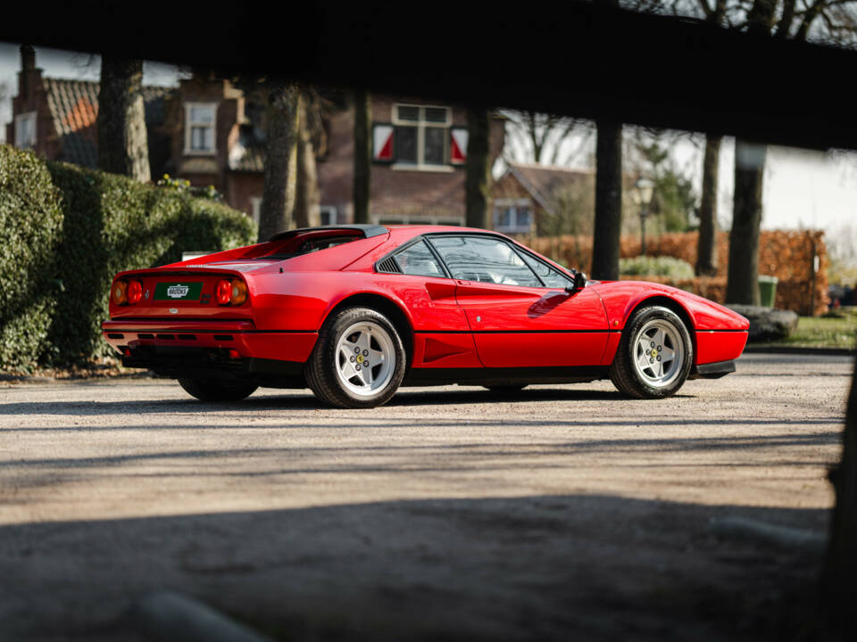 Image 3/38 of Ferrari 208 GTB Turbo (1987)