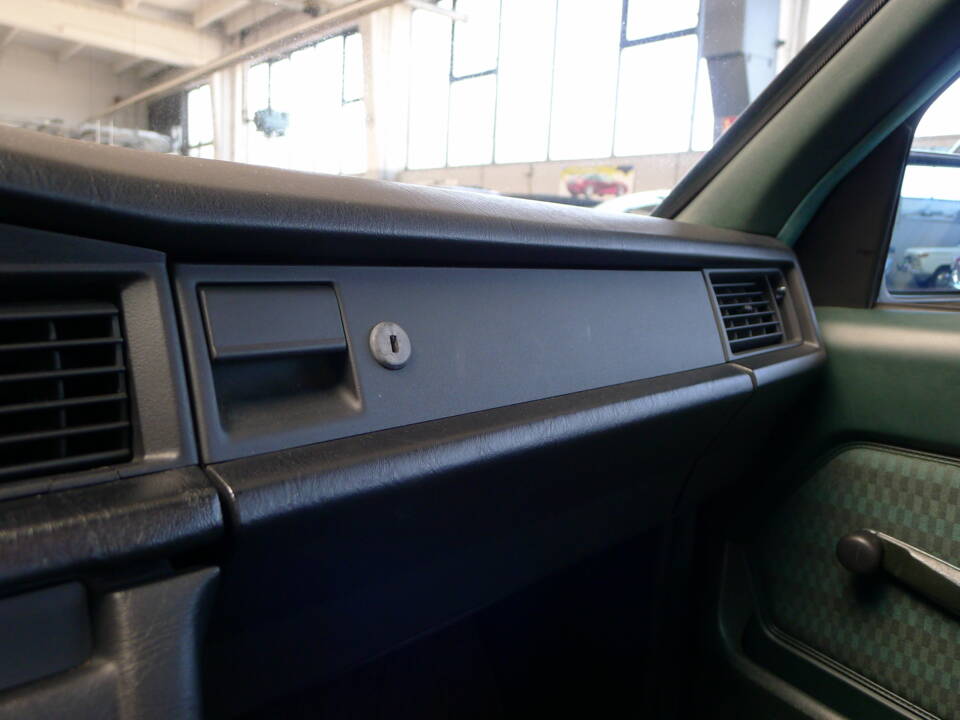 Bild 3/37 von Mercedes-Benz 190 E (1989)