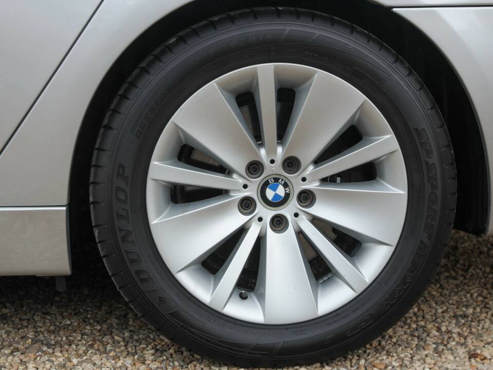 Immagine 22/50 di BMW 750i (2007)