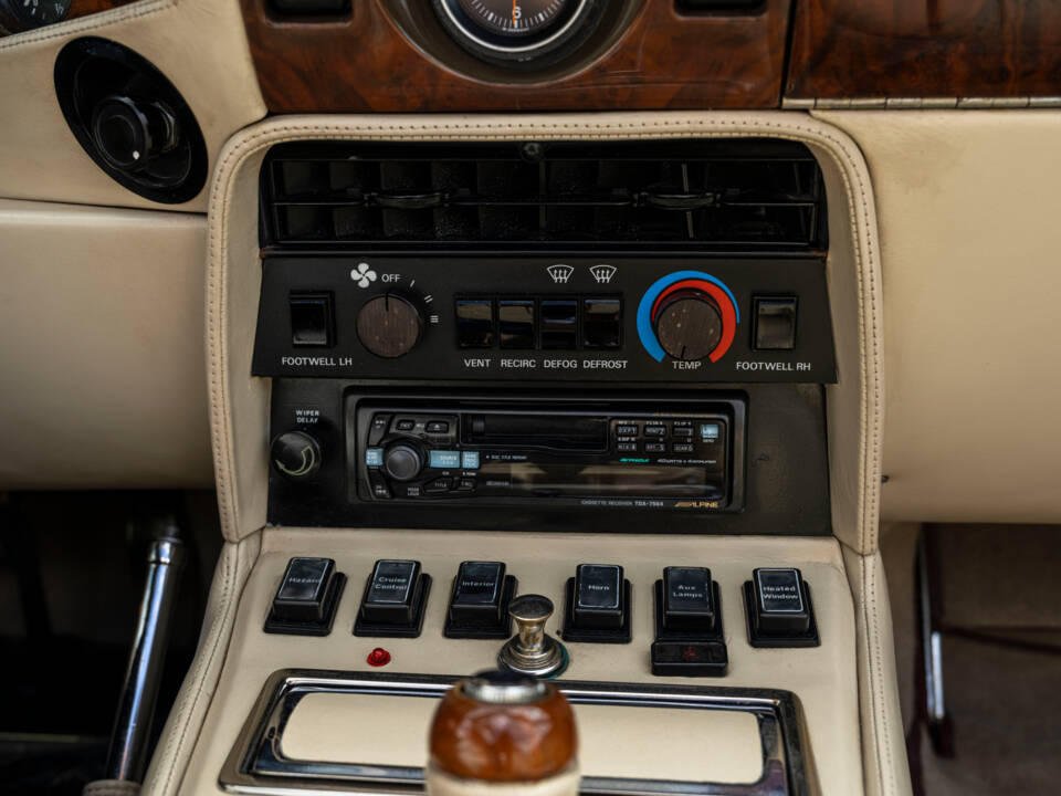 Immagine 23/32 di Aston Martin V8 Vantage Volante (1988)