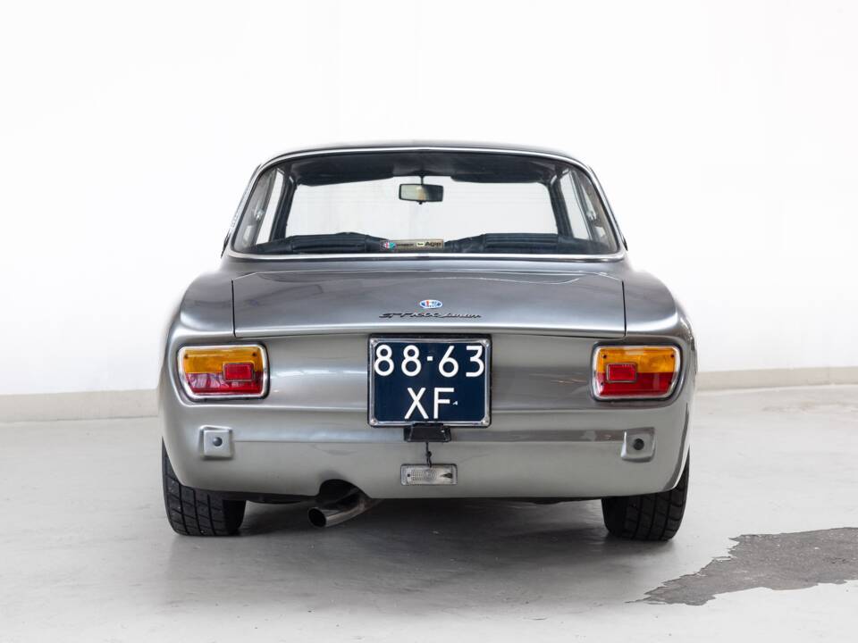 Imagen 5/36 de Alfa Romeo Giulia 1600 GT Junior (1973)