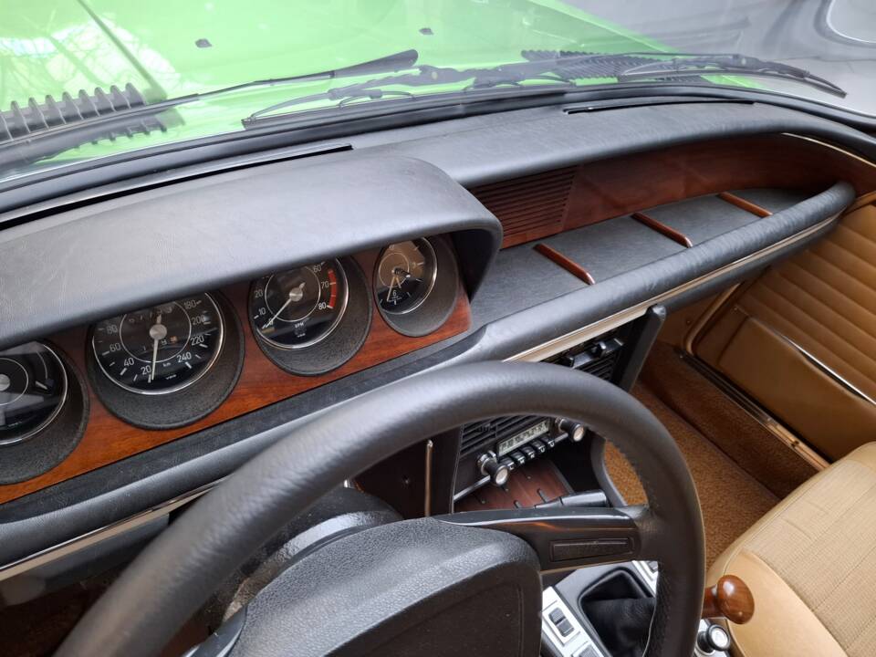 Image 13/43 of BMW 2,5 CS (1975)