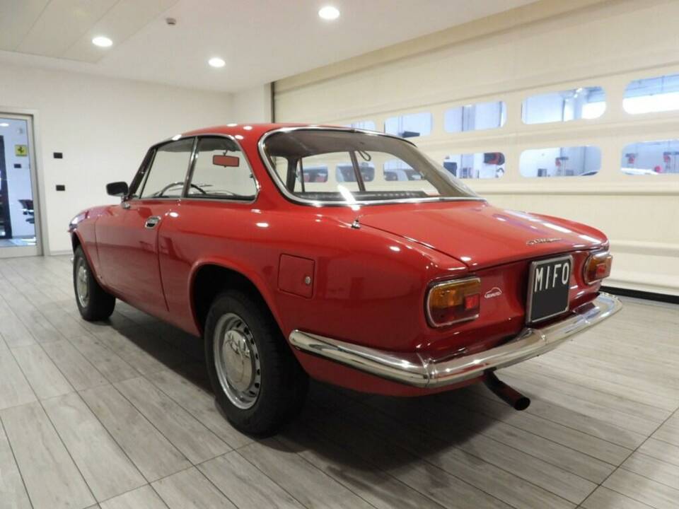 Image 3/15 of Alfa Romeo Giulia GT 1300 Junior (1968)