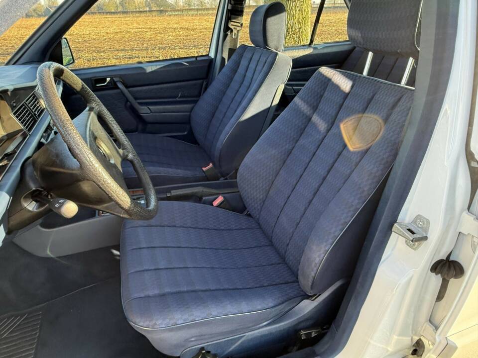Bild 9/21 von Mercedes-Benz 190 E 1.8 (1990)