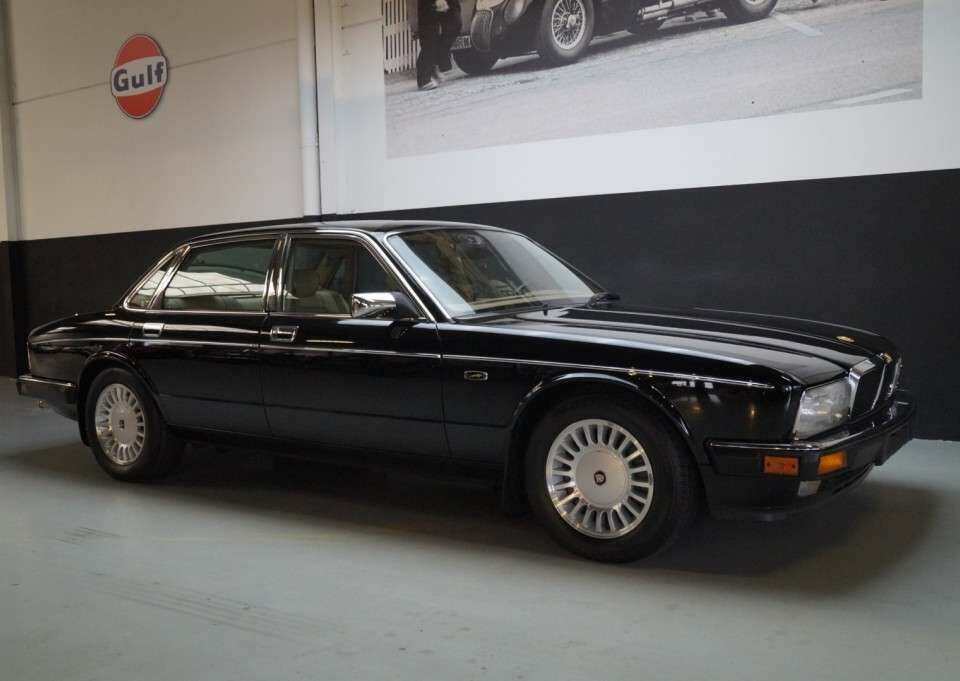 Image 1/47 of Jaguar XJ12 6.0 (1994)