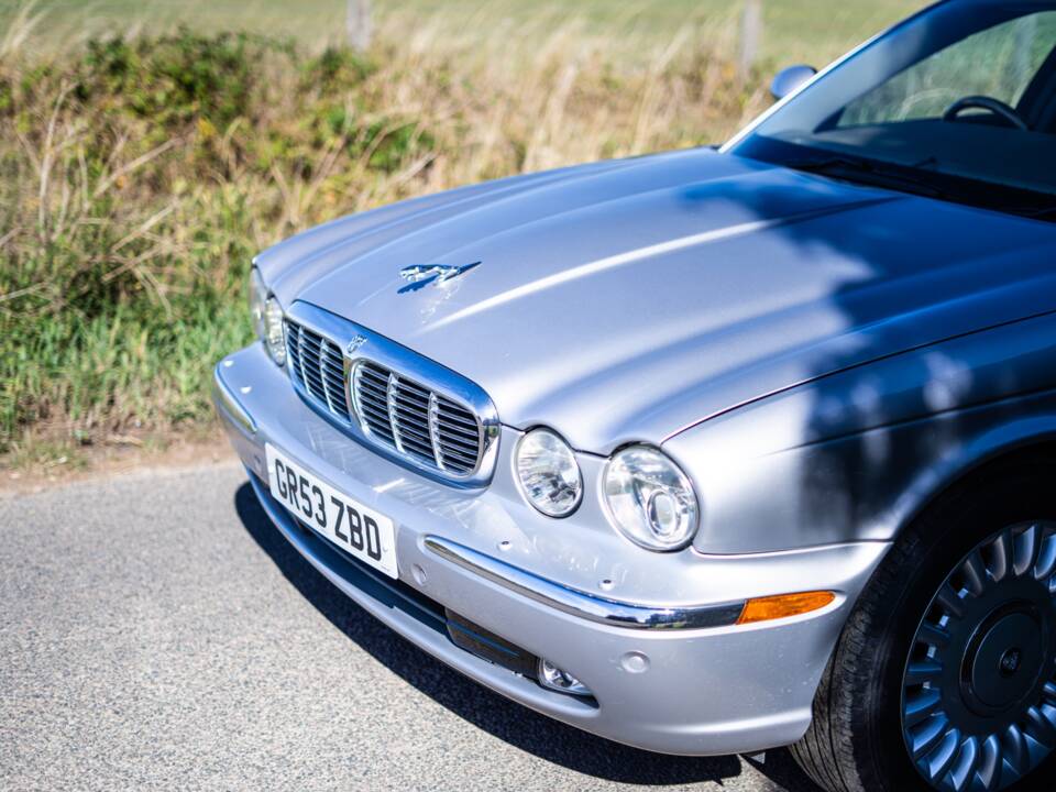 Image 32/50 of Jaguar XJ 8 4.2 (2003)
