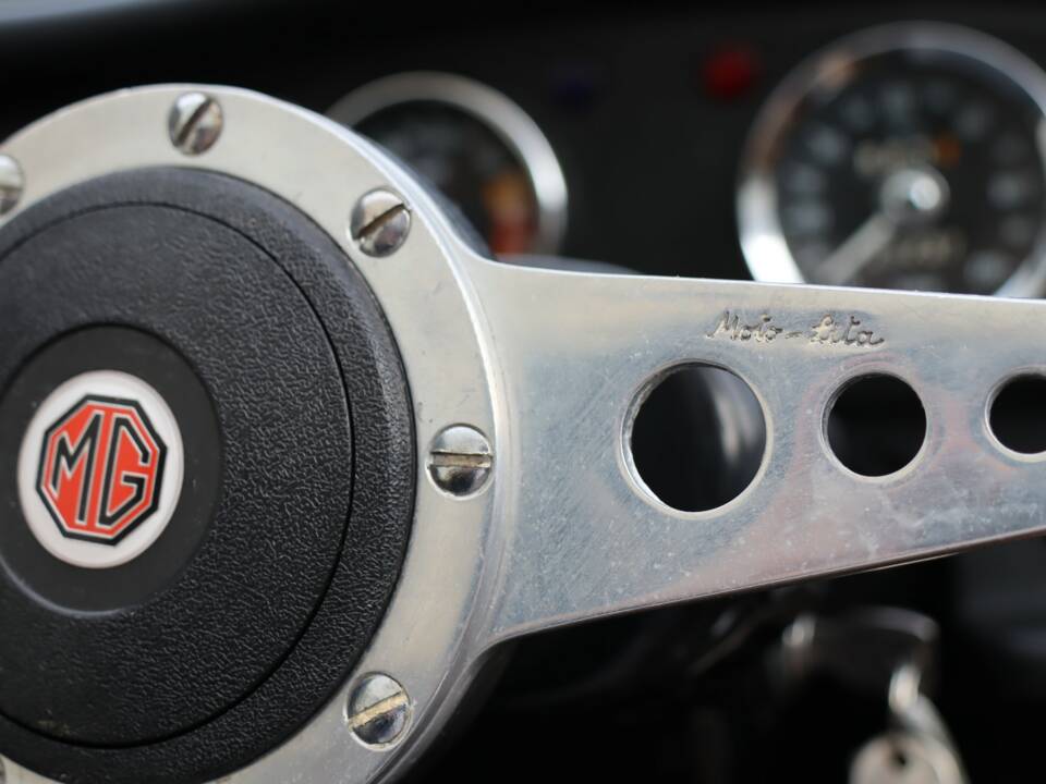 Afbeelding 17/50 van MG MGB (1973)