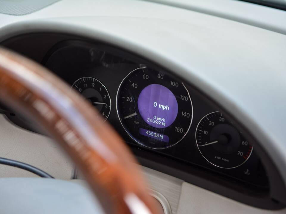 Image 27/46 de Mercedes-Benz CLK 500 (2004)