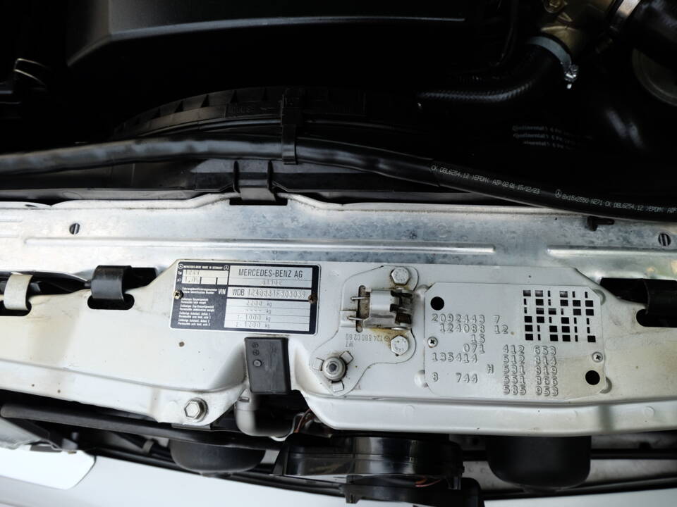 Image 74/75 of Mercedes-Benz E 280 T (1994)