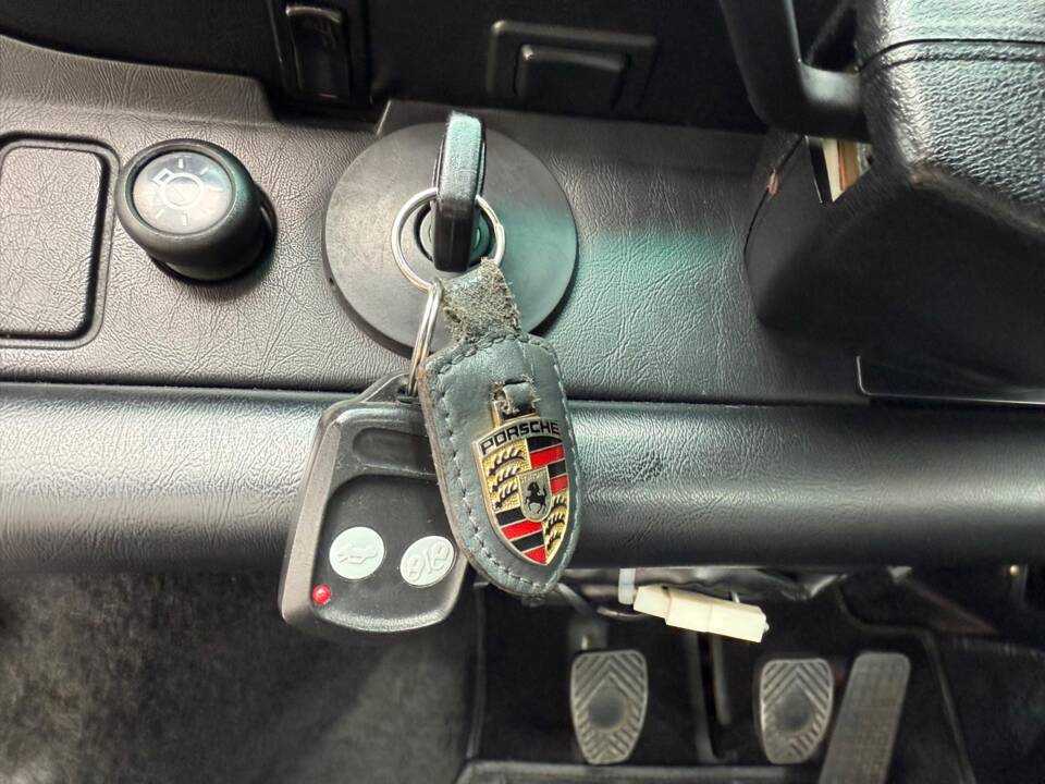 Image 106/108 de Porsche 911 Carrera 3.2 (1989)