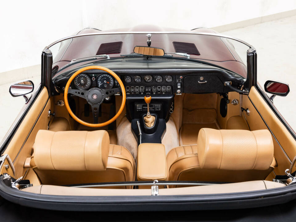 Image 13/32 of Jaguar E-Type V12 (1972)