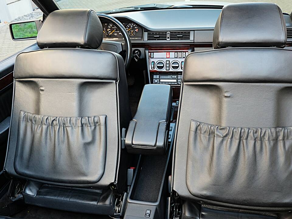 Image 32/74 of Mercedes-Benz E 320 (1997)